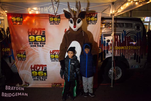 (1) Circle of Lights 2017 - Hot 96.3