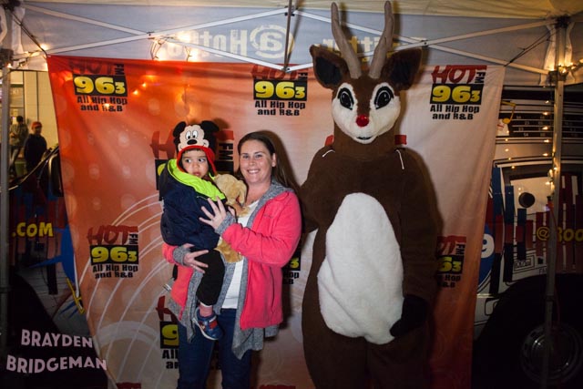 (1) Circle of Lights 2017 - Hot 96.3