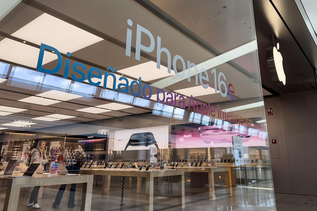 Apple Store in Spain promotes the launch of the iPhone 16e