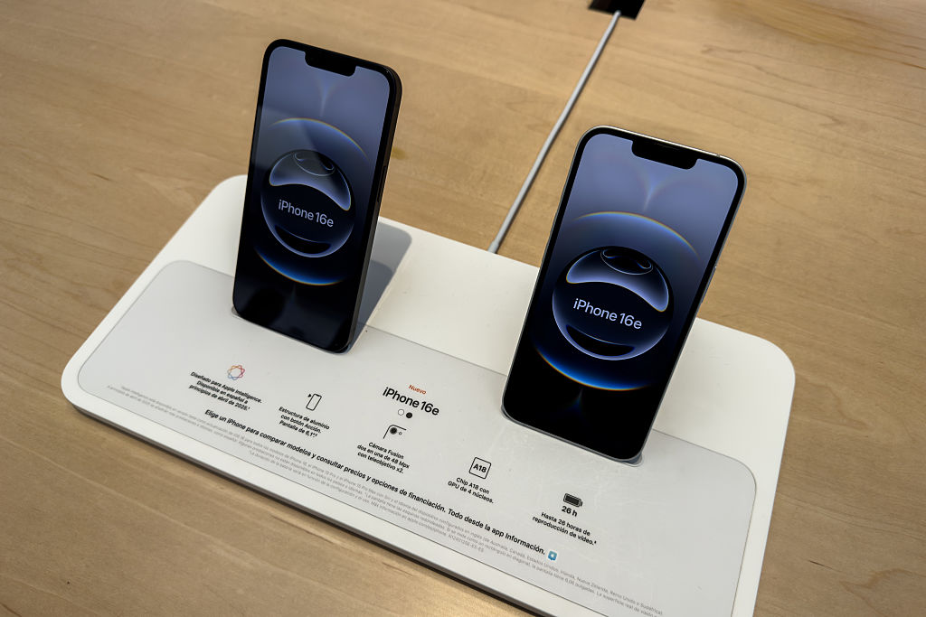 Apple Store in Spain promotes the launch of the iPhone 16e