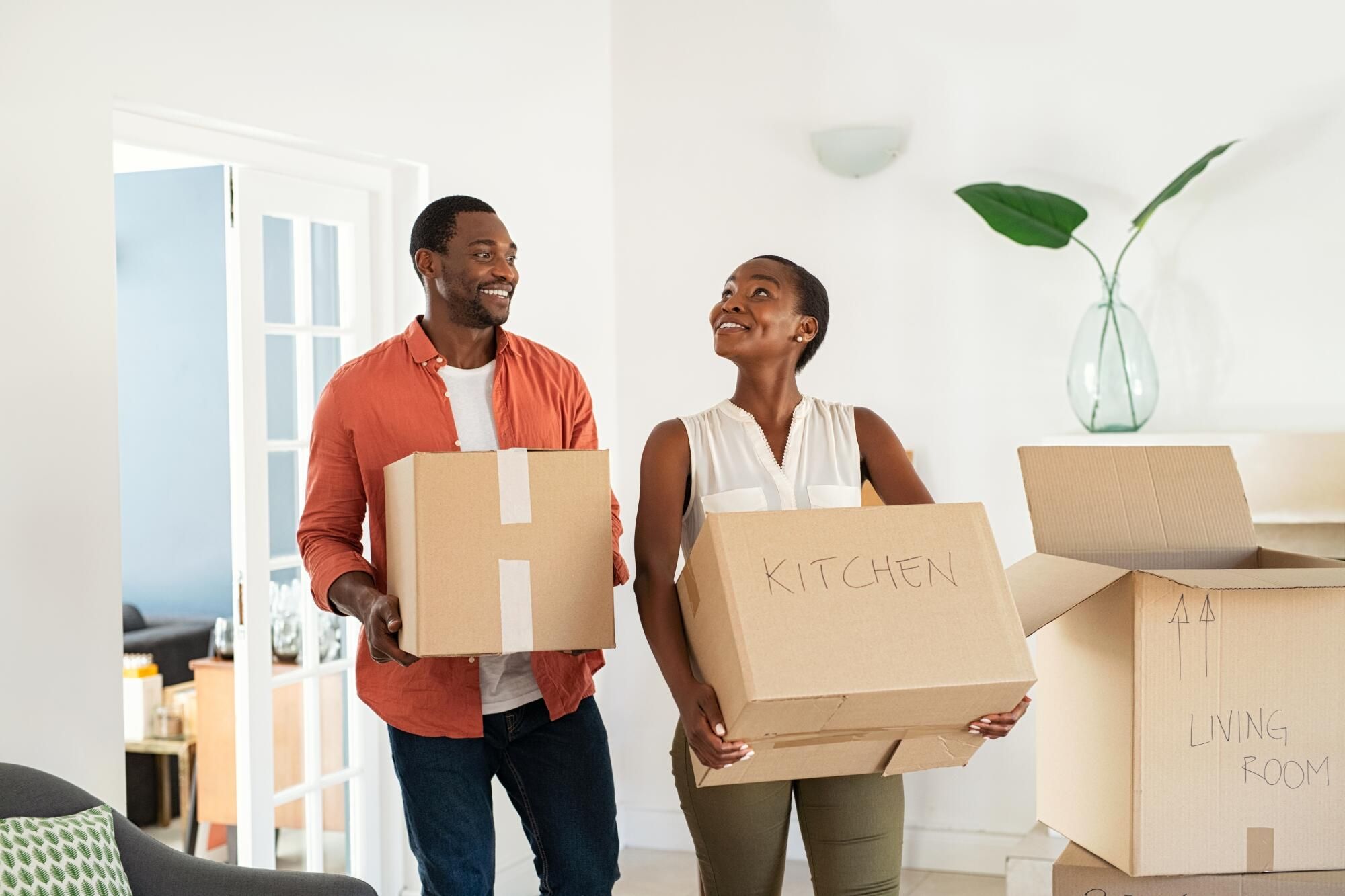 How experienced movers help you stay organized during a move
